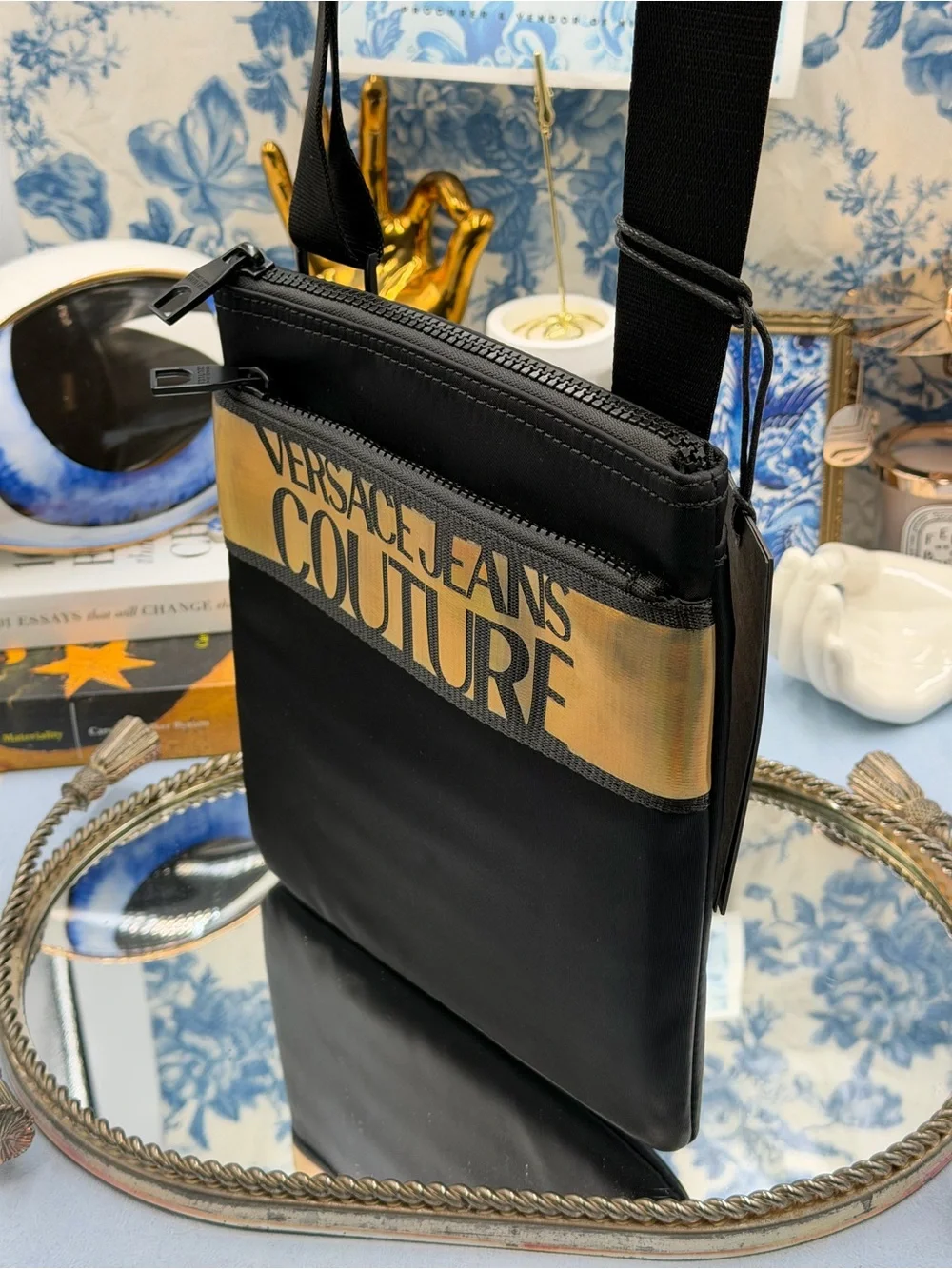 🆕 VERSACE JEANS COUTURE 🧿 NWT Logo Crossbody Bag, Black & Gold *SMALL FLAW*